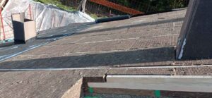 Ampliamento e riqualificazione con Piano Casa. Posa della guina traspirante e della relativa coibentazione, Architetto Marco Pastorino.
